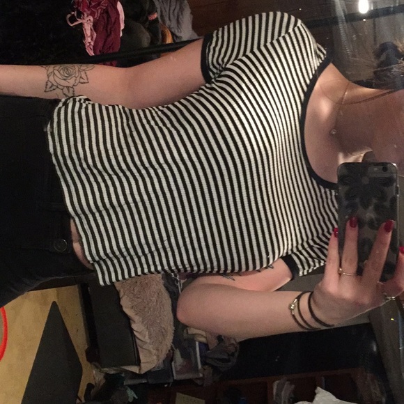 CUTE CROP TOP - Picture 1 of 3